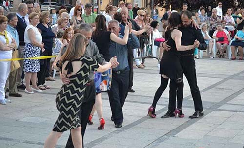 milonga dancers