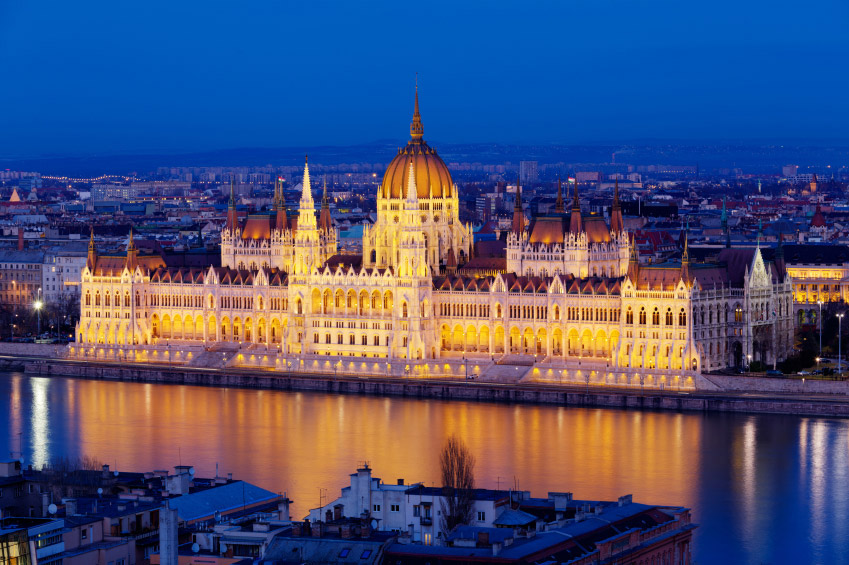 budapest parlament by night