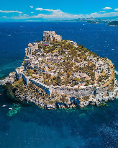 vista del castello d'ischia col drone